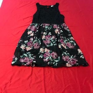 Black floral dress. Size 5💛🌻